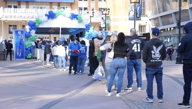 专业体育娱乐-【现场】亲临独行侠主场 见证诺天王球衣退役仪式